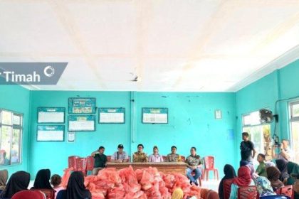 Proses penyerahan 309 paket sembako kepada warga. Sumber: bangkapos.com