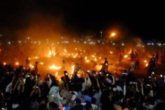 Tradisi Sirawu Sulo yang diadakan di Lapangan Desa Pongka. Sumber:makassar.tribunnews.com.