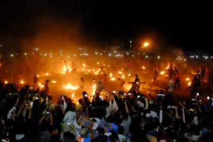 Tradisi Sirawu Sulo yang diadakan di Lapangan Desa Pongka. Sumber:makassar.tribunnews.com.