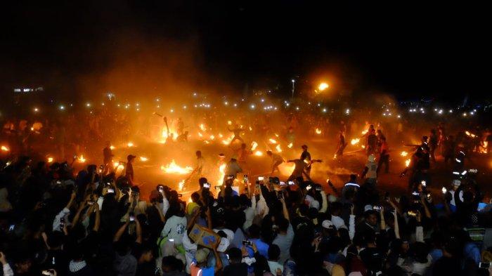 Tradisi Sirawu Sulo yang diadakan di Lapangan Desa Pongka. Sumber:makassar.tribunnews.com.