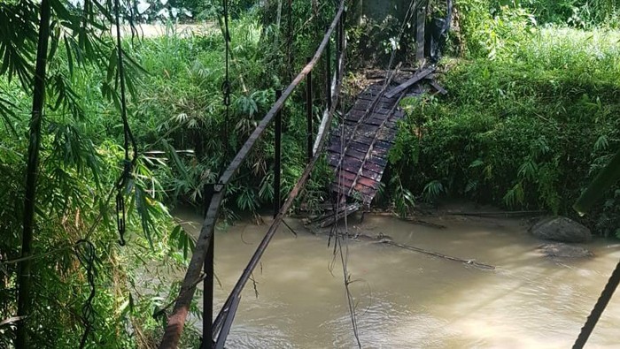 Jembatan ambrol di Desa Tadisi. Sumber: detik.com