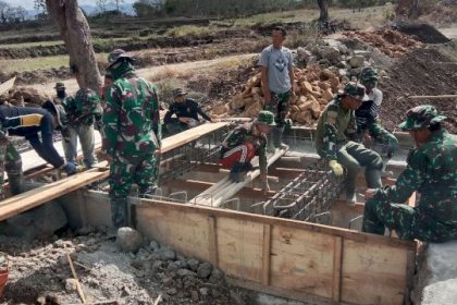 Pembangunan jembatan di Desa Tuju oleh TNI, POLRI, dan warga: Sumber: sulselsatu.com.