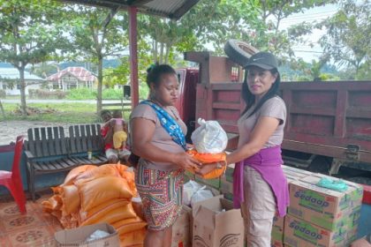 PT Kristalin Ekalestari menyalurkan 506 paket sembako untuk warga Desa Nifasi, Distrik Makimi, Kabupaten Nabire, Papua Tengah. Sumber : poskota.co.id