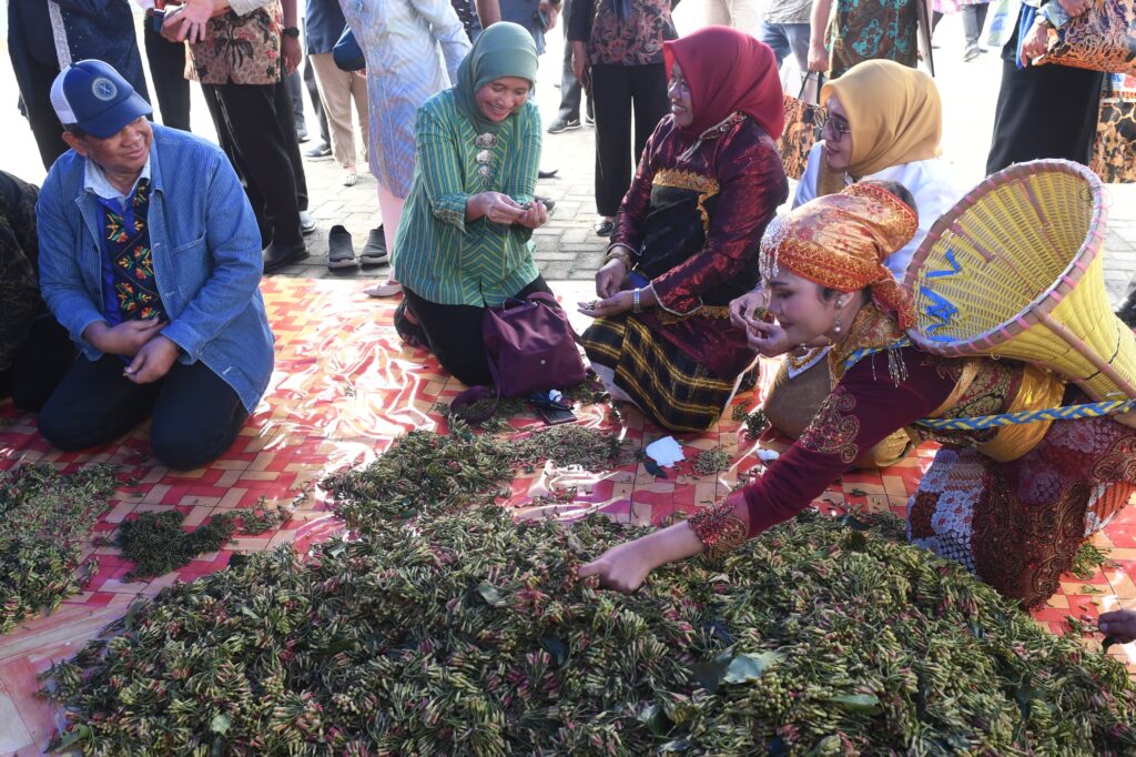 Dirjen Pengembangan Ekonomi dan Investasi Desa Kemendes PDTT Harlina Suistyorini, saat menghadiri Harvesting Gerakan Nasional Bangga Buatan Indonesia (BBI) dan Bangga Berwisata di Indonesia (BBWI) di Maluku Utara, Sabtu (12/10/2024).