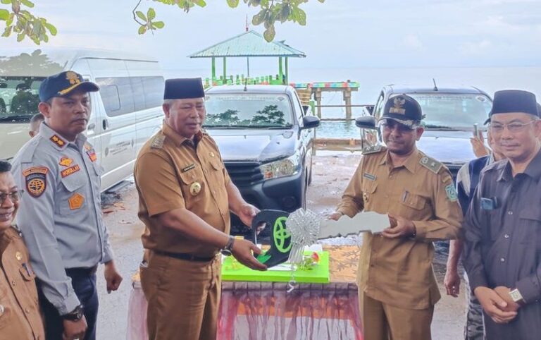 Bupati Kepulauan Anambas, Abdul Haris saat menyerahkan hibah 3 unit kendaraan kepada Pemerintah Desa Tiangau. Sumber: Gokepri.com