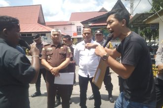 Suasana aksi unjuk rasa di Kantor Desa Air Genting. Sumber: beritamerdekaonline.com