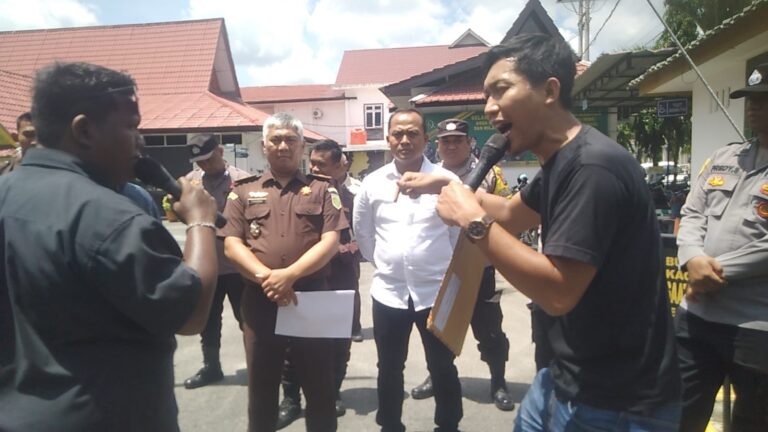 Suasana aksi unjuk rasa di Kantor Desa Air Genting. Sumber: beritamerdekaonline.com