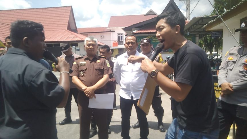 Suasana aksi unjuk rasa di Kantor Desa Air Genting. Sumber: beritamerdekaonline.com