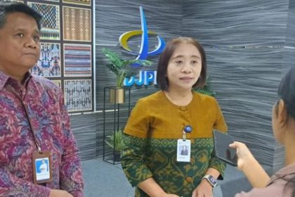 Kepala Kantor Wilayah Direktorat Jendral Pembendaharaan (DJPB) NTT Catur Ariyanto Widodo (kiri) didampingi Direktur Politeknik Keuangan Negara STAN Evy Mulyani (Kanan). Sumber foto : AntaraNTT