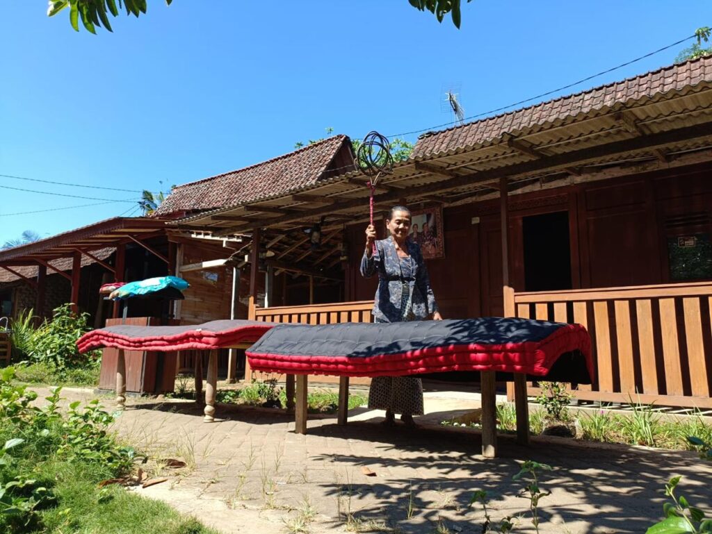 Tradisi mepe kasur suku osing Banyuwangi. Sumber: Banyuwangikab.go.id