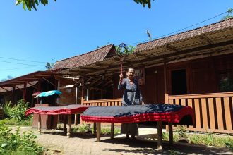 Tradisi mepe kasur suku osing Banyuwangi. Sumber: Banyuwangikab.go.id