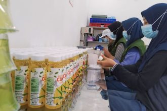 Proses Packing Produk Aloe Land. Sumber: Dokumentasi Alan Efendi