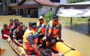 Pj Gubernur Kalbar Harisson bersama sejumlah SKPD meninjau kondisi banjir di Desa Sosok, Kabupaten Sanggau.