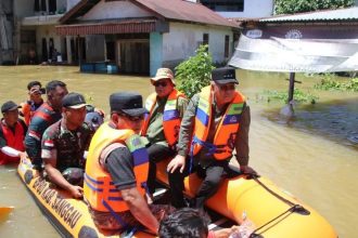 Pj Gubernur Kalbar Harisson bersama sejumlah SKPD meninjau kondisi banjir di Desa Sosok, Kabupaten Sanggau.