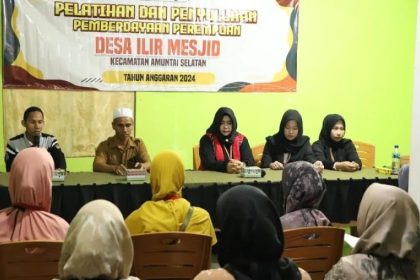Warga Desa Ilir Mesjid diberi pelatihan tata boga.