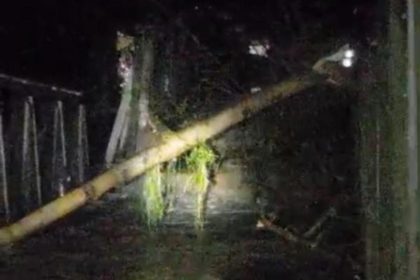 Kondisi jembatan rusak di Desa Leling akibat luapan air sungai. Sumber: inews.com