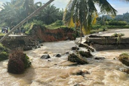 Kondisi jalan yang terputus di Desa Salubiro. Sumber: Tribunnews.com