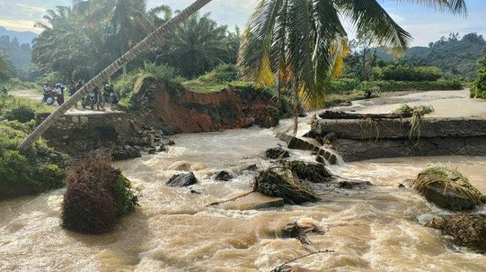 Kondisi jalan yang terputus di Desa Salubiro. Sumber: Tribunnews.com