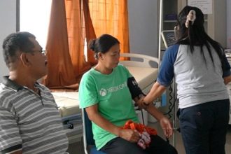 Pelayanan pengobatan program JKN di Puskesmas Desa Sali-Sali. Sumber: detik.com