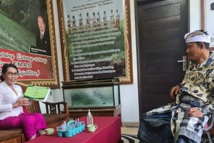 Kepala Dinas Pemberdayaan Masyarakat dan Desa (DPMD) Tabanan I GA Supartiwi, melakukan koordinasi persiapan lomba Desa Antikorupsi di Desa Gubug, Kecamatan Tabanan. Sumber foto : Istimewa
