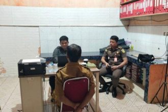 Pemeriksaan Kades Sugiwaras oleh Gakkumdu setempat. Sumber : sulbar.tribunnews.com