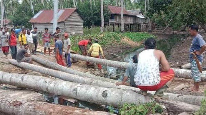 Warga gotong royong membangun jembatan di Desa Maminasa. Sumber:makassar.tribunews.com.