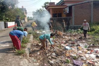 Pemdes Corowali menggelar kerja bakti. Sumber:sebaran.katasulsel.com