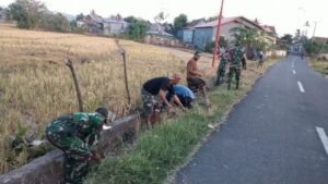 Kegiatan bersih-bersih saluran irigasi oleh warga Desa Tompobulu dan TNI. Sumber: Sulselsatu.com