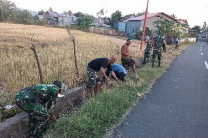 Kegiatan bersih-bersih saluran irigasi oleh warga Desa Tompobulu dan TNI. Sumber: Sulselsatu.com