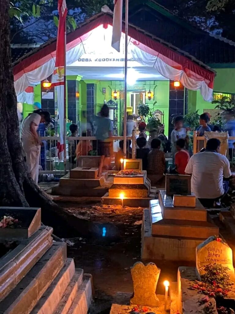 Malam 1000 Lilin Terangi Prosesi Unjungan Buyut Nyimas Ratu Ayu Kawunganten