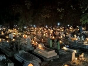 Suasana tradisi Malam 1000 Lilin dalam Unjungan Buyut Nyimas Ratu Ayu Kawunganten ke-545. Sumber: Akun Facebook Gonjing