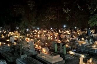 Suasana tradisi Malam 1000 Lilin dalam Unjungan Buyut Nyimas Ratu Ayu Kawunganten ke-545. Sumber: Akun Facebook Gonjing