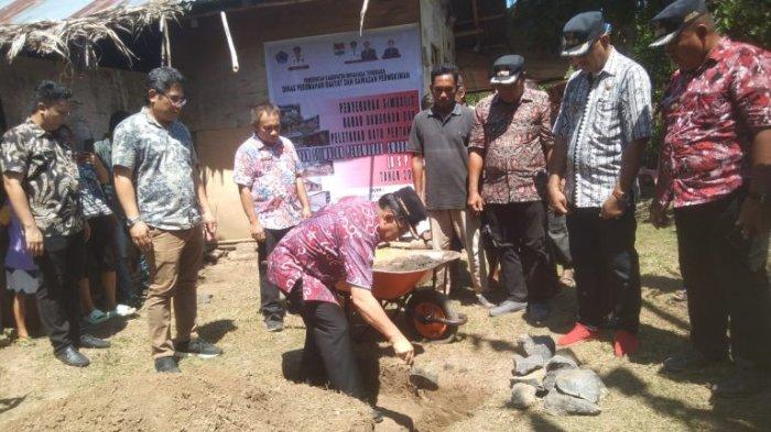 Peletakan batu pertama yang dilakukan oleh Dinas PR. Sumber: Tribunnews.com.