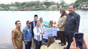 Penyerahan bantuan satu unit speedboat ambulan terapung untuk Desa Mekar Jaya Kecamatan Sajad. Sumber: Istimewa