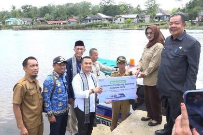 Penyerahan bantuan satu unit speedboat ambulan terapung untuk Desa Mekar Jaya Kecamatan Sajad. Sumber: Istimewa
