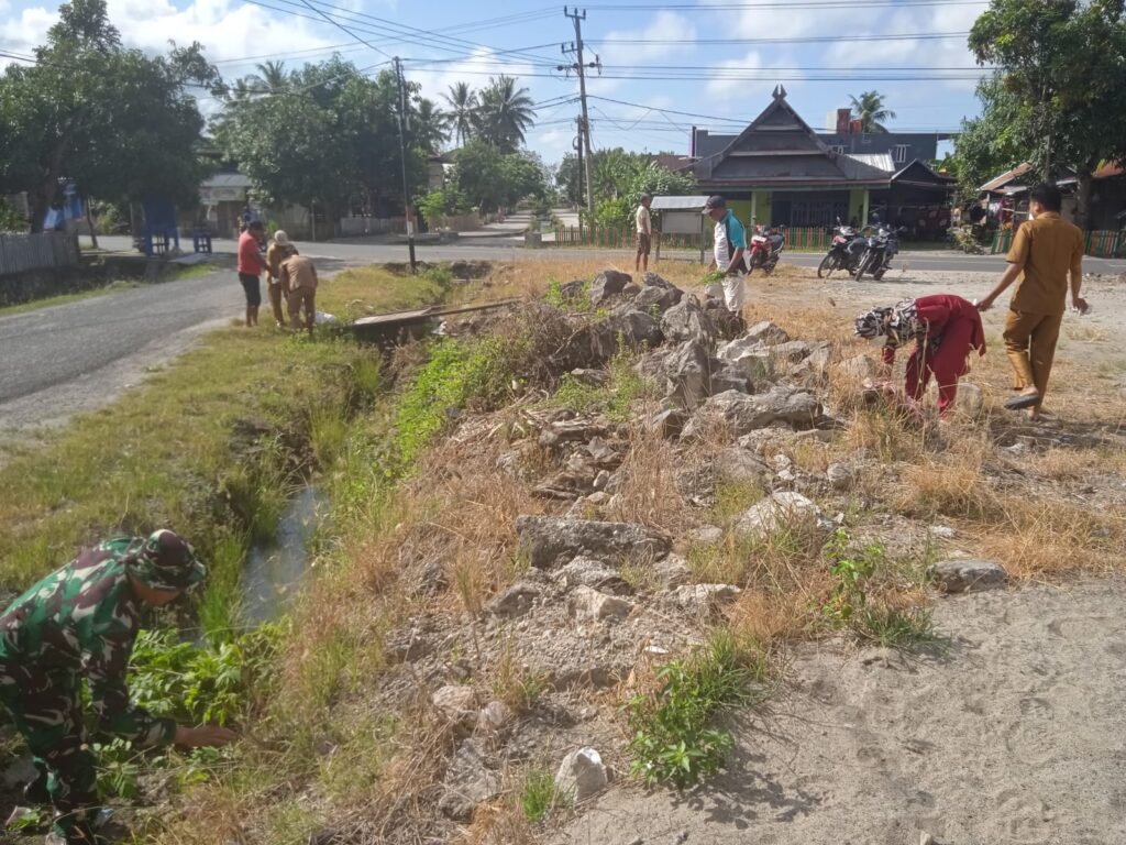 Kegiatan bersih-bersih saluran air oleh Warga Desa Mattirotasi dan TNI. Sumber: beritasatu.com