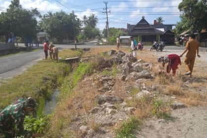 Kegiatan bersih-bersih saluran air oleh Warga Desa Mattirotasi dan TNI. Sumber: beritasatu.com