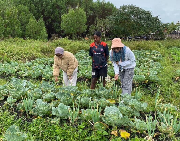 Mama-mama di Kampung Iraeweri sedang melakukan aktivitas. Sumber: dokumentasi TEKAD.