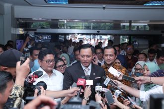 Menteri Koordinator bidang Infrastruktur dan Pembangunan Kewilayahan, Agus Harimurti Yudhoyono (AHY) menyambangi kantor Kementerian Transmigrasi pada Selasa (22/10/20204).