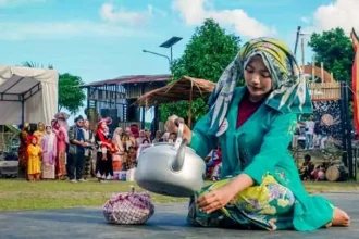 Lomba Fashion Show Baju Saisuak. Sumber: Padek.com