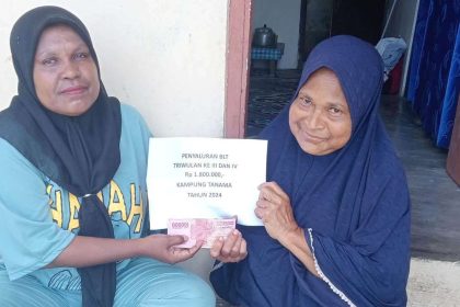 Dahlia Weripih (Kerudung biru sebelah kanan) ketika menerima BLT periode akhir 2024. Sumber : rri.co.id