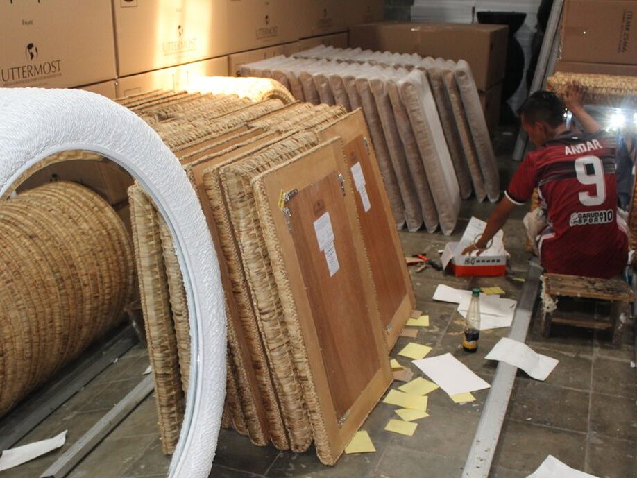 Molja Project: Usaha Rotan di Desa Plambon Tembus Pasar Ekspor Perajin sedang membuat produk di rumah produksi Molja Furniture. Sumber: Dokumentasi Molja Furniture.