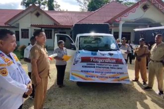 Penyerahan 2 kendaraan kepada BUM Desa Warbindi dan BUM Desa Arpos. Sumber : rri.co.id