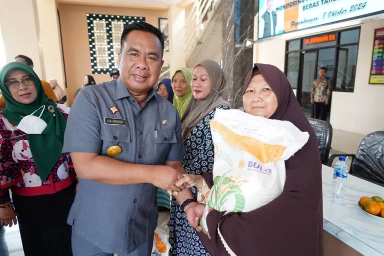 Pjs Bupati Sidoarjo Muhammad Isa Anshori memberikan bantuan beras ke Keluarga Penerima Manfaat. Sumber : radarsidoarjo.jawapos.com