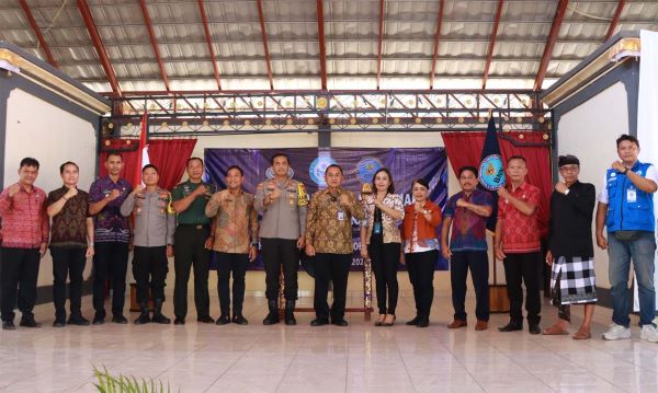 Foto bersama pencanangan Desa Petemon Kecamatan Seririt sebagai Desa Bersina. Sumber Foto: RadioArki