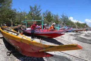 Sebanyak 20 nelayan di Desa Tanjung Boleng, Manggarai Barat, NTT mendapat bantuan kapal dan perlengkapan untuk mencari dan menyimpan ikan. Sumber foto : SindoNews