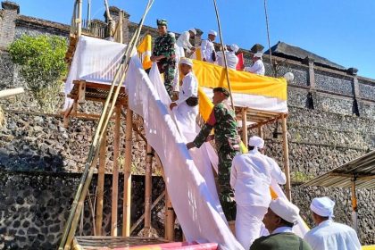 Persiapan upacara Yasa Kerti Karya Nubung Daging, Labuh Gentuh,Tabuh Gentuh, Wana Kertih, Segara Kertih dan Purnama Kelima di Pura Pasar Agung Besakih Giri Tohlangkir, Desa Sebudi, Kecamatan Selat, Kabupaten Karangasem. Sumber foto : WartaBali