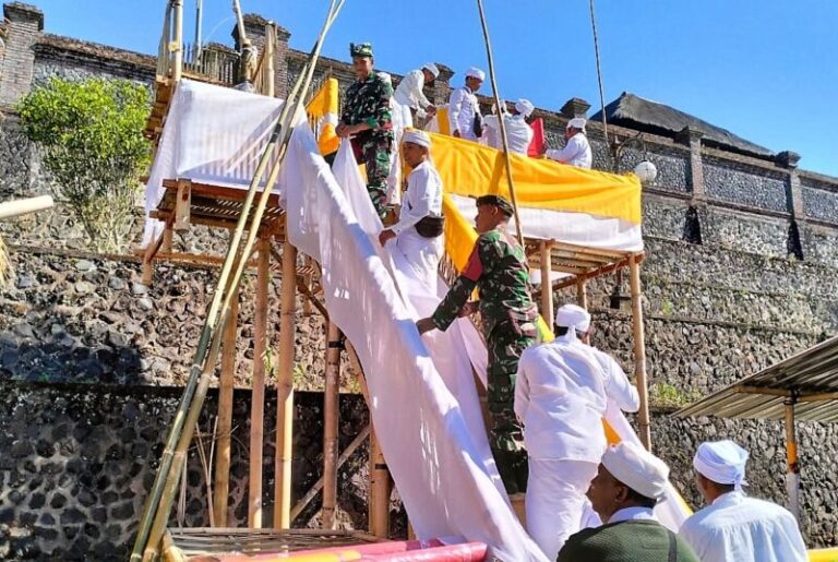 Persiapan upacara Yasa Kerti Karya Nubung Daging, Labuh Gentuh,Tabuh Gentuh, Wana Kertih, Segara Kertih dan Purnama Kelima di Pura Pasar Agung Besakih Giri Tohlangkir, Desa Sebudi, Kecamatan Selat, Kabupaten Karangasem. Sumber foto : WartaBali