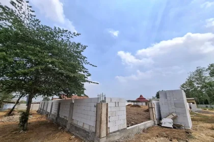 Kondisi bangunan gedung olahraga milik Desa Karangkuten, Kecamatan Gondang yang pemanfaatannya ditargetkan tahun depan. Sumber : Pemdes Karangkuten