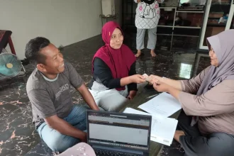 Kegiatan unit usaha simpan pinjam di BUMDes Kertosari Sejahtera yang memfasilitasi kebutuhan ekonomi masyarakat. SUmber : indah/jprm